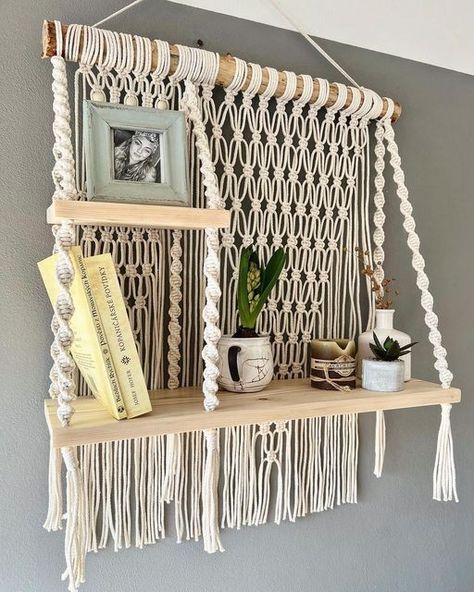 Macrame Hanging Shelf, Pola Macrame, Diy Placemats, Girly Room Decor, Macrame Baby, Macrame Shelf, Macrame Plant Hanger Tutorial, Diy Hanging Shelves, Macrame Mirror