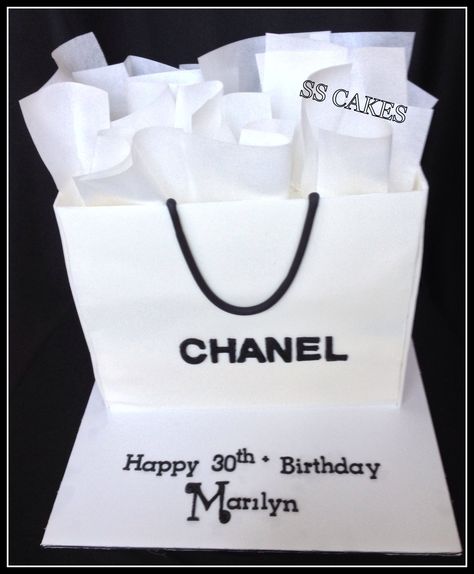 Chanel Shopping bag cake Channel Party Ideas, 22nd Bday Cake, Shoe Birthday Cake, Shopping Bag Cake, Coco Chanel Cake, Fashionista Cake, Chanel Shopping Bag, Bag Cakes, Chanel Cake