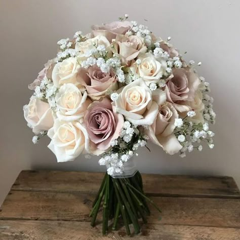 Pink And White Bouquet Wedding, Bridal Centerpieces, Green Wedding Florals, Bridal Bouquet Roses, Taupe Flowers, Pink Roses Bouquet, Bouquet Pastel, Green Wedding Bouquet, Green Wedding Flowers