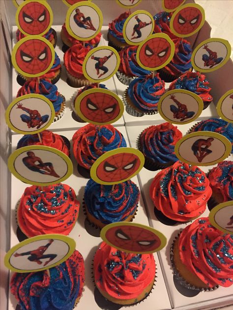 Spiderman cupcakes Spider Man Cake With Cupcakes, Easy Spiderman Cupcakes, Spiderman Birthday Party Cupcakes, Spiderman Themed Cupcakes, Diy Spiderman Cupcakes, Spidey Birthday Cupcakes, Spiderman Cake And Cupcakes, Spider Man Birthday Cupcakes, Spiderman Birthday Cupcakes