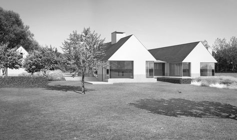 Carlow House — Tierney Haines Architects Irish Bungalow, Irish House Plans, New Build House, House Designs Ireland, Modern Bungalow Exterior, Irish Houses, Contemporary Barn, Arch Ideas, Build House