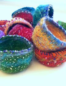 Holiday Bowl, Felted Acorns, Felted Bowls, Yarn Bowls, Waldorf Crafts, Needle Felting Diy, Wool Felt Projects, Needle Felted Christmas, Wet Felting Projects