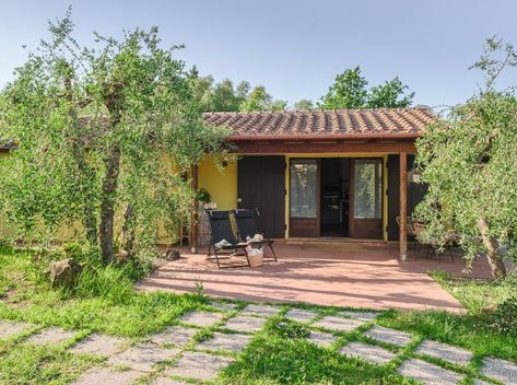 Small Italian House, Homes In Italy, Val D Orcia, Italian House, Independent House, Olive Grove, Italian Home, Tuscan Style, Entrance Gates