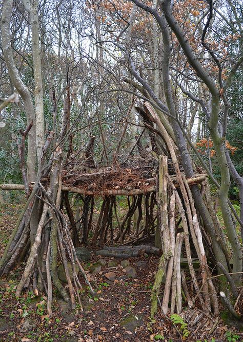 A simple handmade place for quiet in the woods. Bushcraft Shelter Ideas, Woods Hangout Spot, Shelter In The Woods, Shelters In The Woods, Outdoor Forts, Fort Ideas, Backyard Fort, Shelter Ideas, Bushcraft Shelter