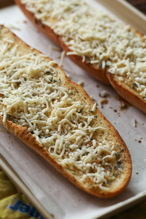 Easy and cheesy French Bread Pizza is ready in minutes! A homemade pizza made with garlicky French bread and all your favorite pizza toppings! #cookiesandcups #pizza #frenchbread Cheesy French Bread, Easy Pizza Bread, Easy Homemade Pizza Recipe, Homemade Pizza Crust Easy, Homemade Pizza Recipe Easy, Homemade Pizza Recipe, Homemade French Bread, Ny Pizza, French Bread Pizza