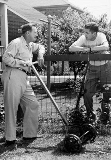 How to Be a Good Neighbor: 9 Old Fashioned Tips for Getting to Know the Folks Next Door Peter Lorre, Art Of Manliness, Vincent Price, Common Myths, Those Were The Days, Good Neighbor, I Remember When, Photo Vintage, Sweet Memories