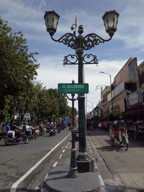 Man kann überhapt nicht in Yogyakarta, ohne Malioboro besucht zu haben. Malioboro, Yogyakarta. Yogyakarta, Malioboro Yogyakarta, Travel Souvenirs, Tour Packages, Dark Aesthetic, Travel Dreams, Java, Places To Travel, Lamp Post