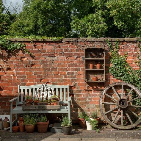 Rustic courtyard garden with herb planters Rustic Courtyard, Traditional Garden Design, Brick Wall Gardens, Country Garden Decor, Small Courtyard Gardens, Courtyard Gardens Design, Small Courtyards, Herb Planters, Walled Garden