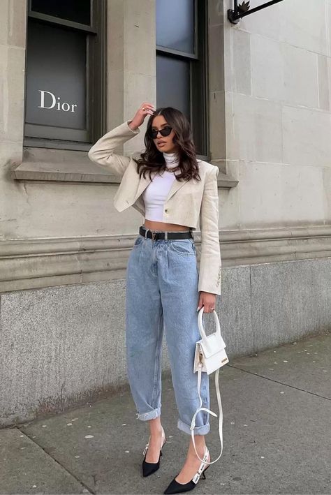 Cropped Tan Blazer Outfit, Beige Short Blazer Outfit, Crop Blazer Outfit, Cropped Blazer Outfit, Cropped Outfits, Blazer Street Style, Blazer Outfits Casual, Gaun Fashion, Crop Blazer