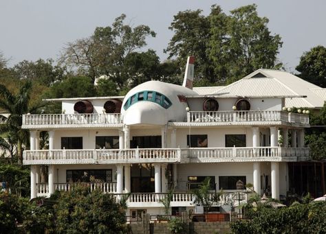 This home in Nigeria was partially designed in the shape of an airplane. It's in the city of Abuja, and was created by a couple to display their love for traveling. There's a kitchen and computer room in the Airplane House, Architecture Cool, Crazy Houses, Unusual Buildings, Unusual Homes, Amazing Buildings, Unique Buildings, Unique Houses, Design Case