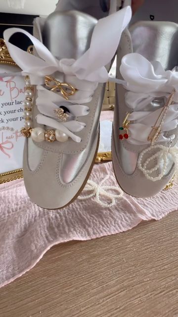 Amanda Albrecht your Real Estate Bestiee on Instagram: "Host a DIY shoe bar for your next girls night or birthday party! So easy to set up and fun for all. Here is what you do: Add an assortment of laces, charms, beads, chains and clips to the center of a table and ask everyone to bring their own shoes!   Have a fun drink and let everyone pick out their accessories to customize their shoes! I had fancy socks for take home favors to go with their new shoes! It’s so fun to see everyone’s personality shine through!   You can comment shoe 👟 below and I’ll send you the shopping list, tag your bestie below!   . . . #shoebar #diysneakers #sneakercharms #girlsnight #diyshoes #home #sellingthesuburbs #birthdaypartyideas #realtormom #partyfavors #craftnight #fridaynight #saturdaynight #ribbonsandbo Lace Charms, Fancy Socks, Charm Party, Diy Sneakers, Diy Shoe, Craft Night, Diy Shoes, Shoe Charms, Fun Drinks