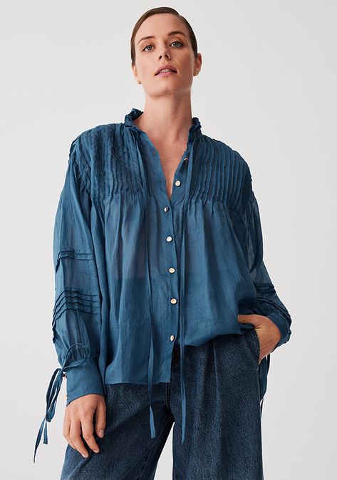 Pin Tucks Design, Designer Blouses Online, Seasonal Wardrobe, Party Blouse, Ladies Blouse Designs, Blouson Sleeve, Blouse Jeans, Chunky Sandals, Pleated Blouse