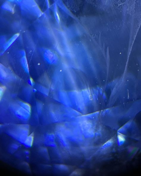 Here is a blue sapphire under a microscope. Can you guess if it’s natural or synthetic? What gave it away and what treatments if any has it gone through. #sapphire #naturalsapphire #fakesapphire Saphire Aesthetics, Sapphire Aesthetic, Sapphire Gem, Under A Microscope, Blue Winter, Things Under A Microscope, Jewelry Auction, Star Sapphire, Natural Sapphire