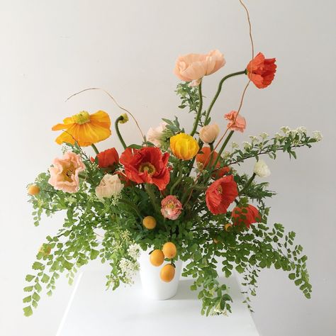 Fast Flower Video: Negative Space Arrangement with Poppies, Maidenhair Fern, and More! Poppy Bouquet, Sogetsu Ikebana, Faux Flower Bouquets, Maidenhair Fern, Spring Flower Arrangements, Flower Arrangement Designs, Flower Video, Flower Arrangements Diy, Silk Flower Arrangements