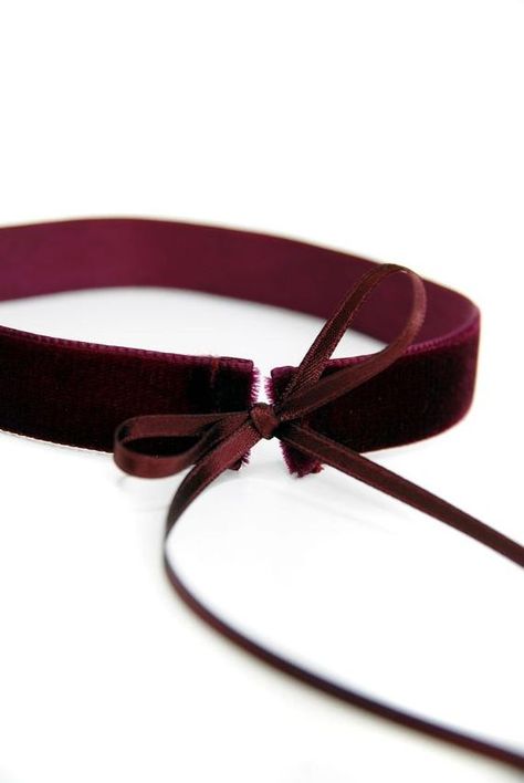 Velvet Ribbon Choker, Thick Black Choker, Diy Choker, Velvet Necklace, Velvet Choker Necklaces, Ribbon Choker, Neck Details, Pretty Jewelry Necklaces, Black Velvet Choker