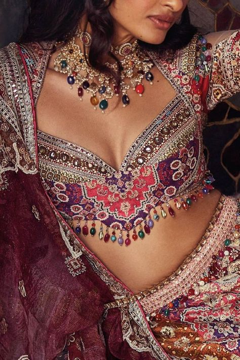 Blouse Necklines, Indian Outfits Lehenga, Fashionable Saree Blouse Designs, Traditional Indian Dress, Image Swag, Indian Dresses Traditional, Traditional Indian Outfits, Unique Blouse Designs, Lehenga Blouse