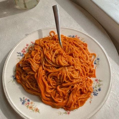 Vegan Pasta Aesthetic, Gathered Nutrition, Vegan Creamy Tomato Pasta, Vegan Tomato Pasta, Creamy Tomato Pasta, Sauce Spaghetti, Aesthetic Foods, Korean Noodles, Pasta Spaghetti