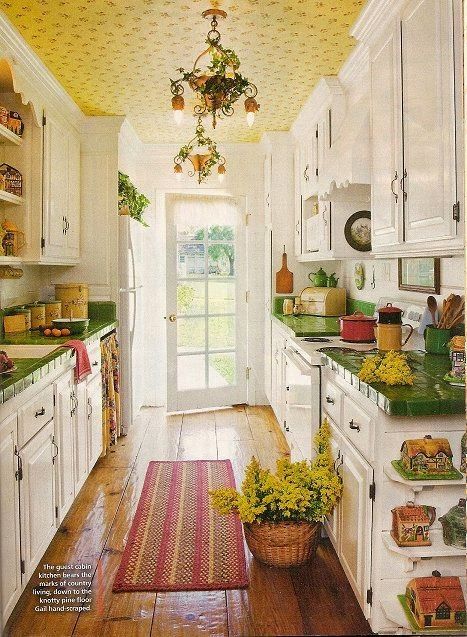 Eye For Design: Decorating Vintage Cottage Style Interiors Cottage Style Interiors, Cottage Kitchen Design, Cottage Kitchens, Galley Kitchen, Vintage Cottage, Cottage Kitchen, Farmhouse Sink, Counter Tops, Beautiful Kitchens