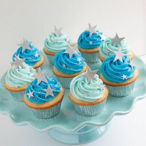 Daily Baking Ideas 🍰 on Instagram: “Twinkle Twinkle Little Star Cupcakes 🌟✨🌟✨🌟 . . From @d.sweetfairy #cupcakes #babyshower #babyshowercupcakes #buttercream #star…” Christening Cake Girls, Baby Shower Cupcakes For Boy, Baby Boy Cupcakes, Christening Cupcakes, Cupcakes Flores, Star Cupcakes, Cupcakes For Boys, Baby Shower Treats, Twinkle Twinkle Baby Shower