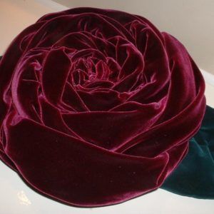 Rose Pillow pattern of velvet - Threads Rose Pillow Pattern, Threads Magazine, Embroidery Pillow, Rose Pillow, Velvet Rose, Diy Roses, Velvet Flowers, Cloth Flowers, Sewing Pillows