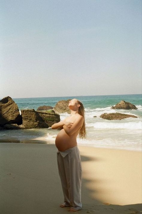 Maternity Shoot Beach, Cute Pregnancy Pictures, Belly Photos, Maternity Photography Poses Pregnancy Pics, Maternity Photoshoot Outfits, Pretty Pregnant, Maternity Photography Poses, Beach Maternity, Future Mom