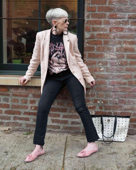 We're highlighting how the most stylish women over 50 wear their skinny jeans because style knows no age. Click through for a trove of inspiration. Edgy Outfits For Women, Accidental Icon, Fashion Australia, Fashion For Women Over 40, Advanced Style, Trendy Swimwear, Fashion Mask, Ageless Style, Classy Fashion