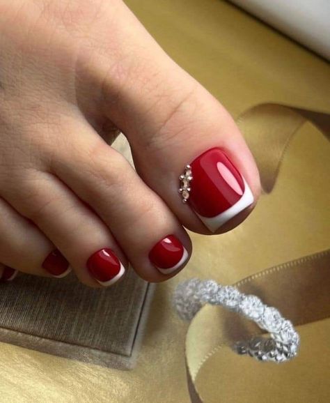 Red And White Toe Nails, Christmas Pedicure Ideas Toes, French Pedicure Ideas, Christmas Pedicure, Nail Designs Toenails, Simple Toe Nails, Red Toenails, Elegant Touch Nails, Feet Nail Design