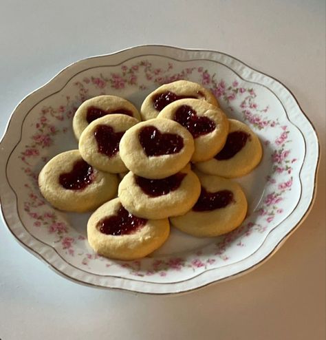 Heart Jam Cookies Aesthetic, Baking Coquette, Aesthetic Cookies, Chihiro Y Haku, Shaped Cookies, Heart Shaped Cookies, Cute Baking, Pretty Dessert, Food O