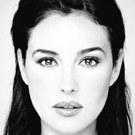 Monica Bellucci Makeup, Bellucci Monica, Vincent Cassel, Portrait Photography Women, Italian Actress, Italian Beauty, Aesthetic Women, Monica Bellucci, Dakota Johnson