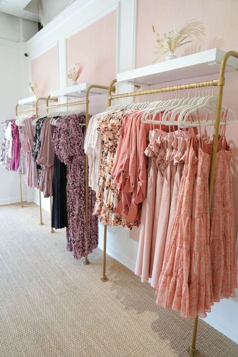 Small Boutique Interior, Clothing Boutique Decor, Clothes Rack Design, Botique Interiors, Clothing Boutique Ideas, Boutique Layout, Clothing Boutique Interior, Boutique Store Displays, Fashion Store Design