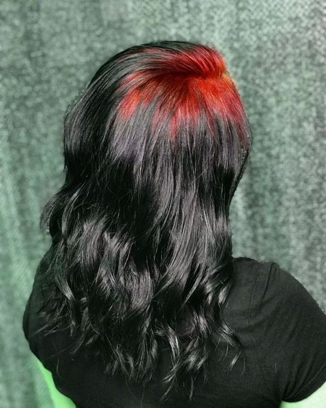 Red Dyed Roots On Black Hair, Red Root Hair, Black Hair Coloured Roots, Red Roots With Black Hair, Red Shadow Root Black Hair, Colorful Shadow Root, Red Roots And Black Hair, Ghost Roots Hair Red, Coloured Roots On Black Hair