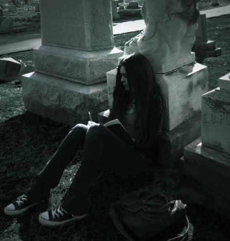 Elena Gilbert, 2009 Aesthetic, Graveyard Girl, Vampire Diaries Wallpaper, Vampire Girls, Vampire Diaries Cast, Mystic Falls, + Core + Aesthetic, Vampire Diaries The Originals