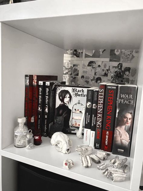 Black Shelf Aesthetic, Shelf Decor Ideas Aesthetic, Anime Shelf Decor, Gothic Shelf Decor, Gothic Shelving, Dark Anime Room, Gothic Aesthetic Room, Manga Room Aesthetic, Manga Shelf Aesthetic