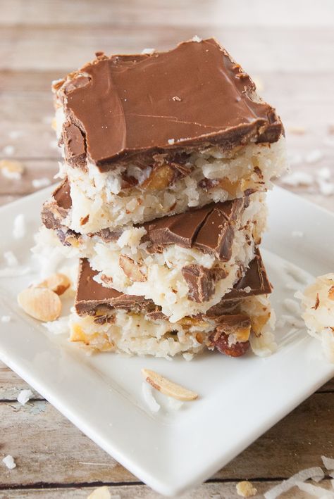 Attention Almond Joy Lovers! Get your fix with these easy Almond Coconut Macaroon Bars! This simple recipe has all the coconutty nuttiness you crave! #macaroons #barcookies #MCO Macaroon Bars, Fall Dessert Recipes Easy, Candy Apple Recipe, Coconut Macaroon, Fancy Desserts Recipes, Yummy Fall Recipes, Delicious Family Meals, Homemade Candy, Dessert Bar Recipe