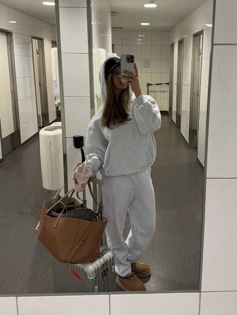 Aeroplane Outfit, Flight Outfit Airport Style, Airport Outfit Spring, Airport Outfit Comfy, Comfortable Airport Outfit, Best Travel Outfits For Women, Chic Airport Outfit, Travel Outfits For Women, Outfit Ideas Travel