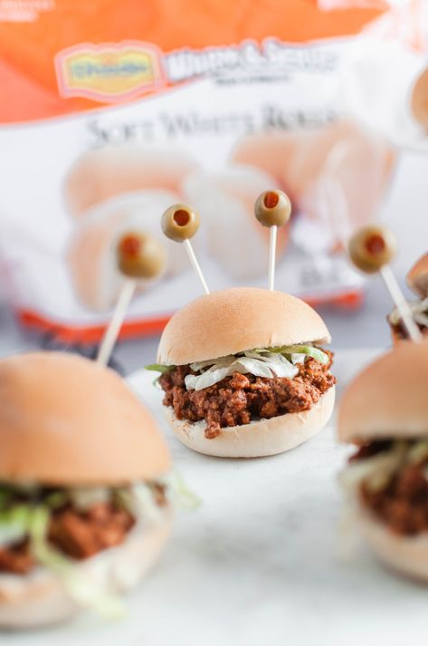 Celebrate Halloween with Rhodes and these spooky Halloween Sliders. Pimento stuffed olives make creepy monster eyes atop these taco sliders. Halloween Sliders, Taco Sliders, Cheese Hot Dogs, Halloween Sandwiches, Dinner For A Crowd, Menu Halloween, Burger Wraps, Recipes For Halloween, Spooky Dinner