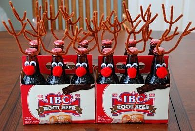 Root Deer. A friend of ours used to give these out at Christmas, such a cute idea. Rootbeer Reindeer, Christmas Treats For Gifts, Pinterest Christmas, Beer Bottles, Navidad Diy, Cadeau Diy, Treat Gift, Neighbor Gifts, Christmas Appetizers