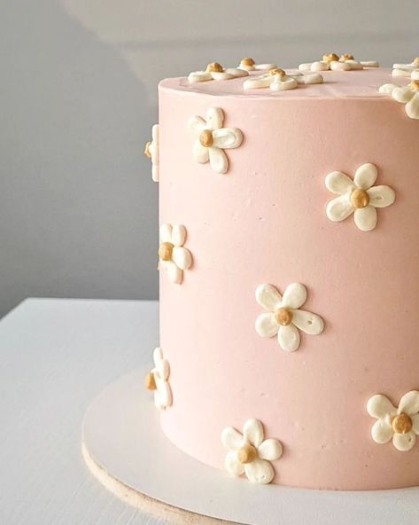 Simple Cake For Girl, Smash Cake Flowers, Simply Birthday Cake Ideas, First Birthday Cake Flowers, Simple Girls Birthday Cake, Second Birthday Cake Girl, Simple Cakes Birthday, Pink Birthday Cake With Flowers, Wildflower Smash Cake