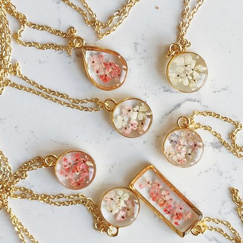 Flower Jewelry Diy, Pressed Flower Crafts, Flower Resin Jewelry, Tiny Garden, Making Resin Jewellery, Resin Jewelry Diy, Jewelry Flower, Flower Resin, Handmade Jewelry Tutorials