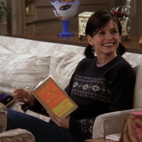 monica in 4x15 of friends, courteney cox, the one with all the rugby Tv Characters Reading Books, Bookish Icons, Characters Reading, Girls Reading, Celebrities Reading, Friends Outfits, Women Reading, Friends Cast, Reading Aesthetic