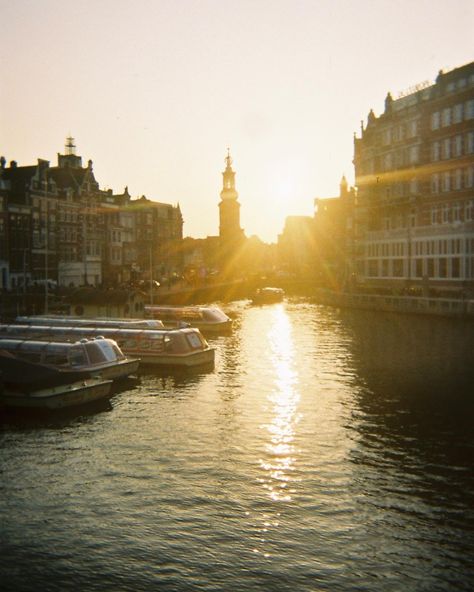 Amsterdam Film Photography, Amsterdam On Film, Europe Film Photography, Netherlands Canals, Spring In Amsterdam, Aesthetic Film Photography, Spring Break Aesthetic, Photography 35mm, Aesthetic Film