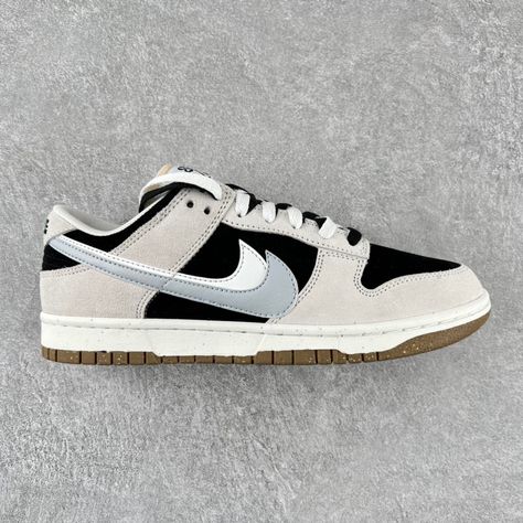 Nike Gift Ideas, Retro Nike Shoes, Air Jordan Logo, Jordan 1 Lows, Sneaker Heads, Dunk Lows, Pretty Sneakers, Buy Sneakers, Dr Shoes