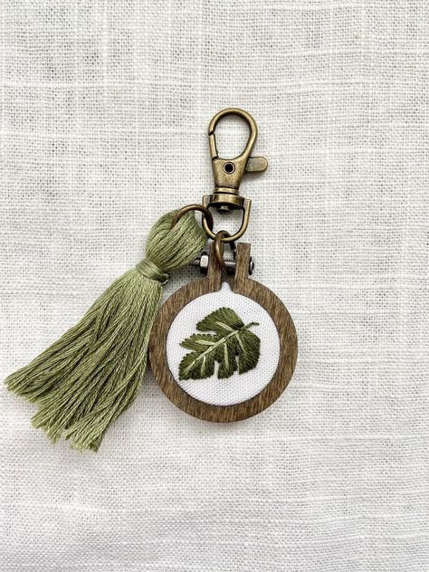 Keychain Embroidery, Embroidery Keychain, Leaf Keychain, Keychain With Tassel, Embroidery Modern, Mini Embroidery, Miniature Embroidery, Wood Keychain, Hand Embroidery Projects