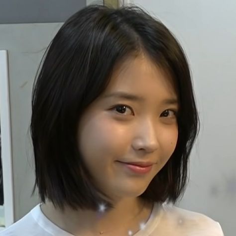 Frozen Disney, Iu Haircut, Iu Actress, Iu Short Hair, Haircut 2024, Asian Haircut, Lee Jieun, Girl Thinking, Hair Reference