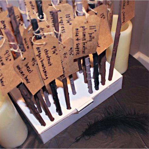 Diy Wands Harry Potter, Make A Harry Potter Wand, Harry Potter Diy Wands, Harry Potter Theme Birthday Party, Wands Diy, Diy Harry Potter Wands, Harry Potter Party Invitations, Wand Craft, Owl Balloons