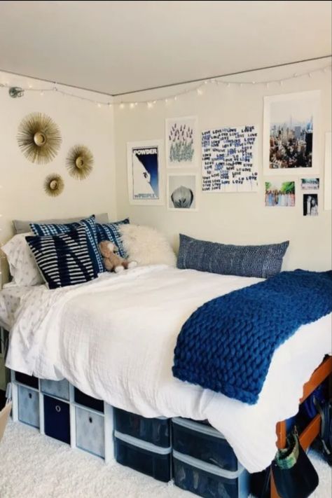 Room Ideas College, Dorm Room Ideas For Girls, White Dorm Room, Room Ideas For Girls, Sorority Room, College Dorm Room Ideas, Dorm Room Layouts, Blue Dorm, College Dorm Room Inspiration