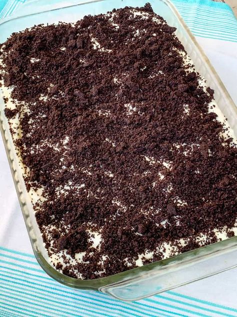 9 x 13 glass dish of easy dirt cake Easy Dirt Cake, Oreo Dirt Dessert, Dirt Dessert Recipe, Dirt Pudding Recipes, Oreo Dirt Pudding, Dirt Recipe, Dirt Cake Recipe, Chocolate Dirt, Oreo Dirt Cake