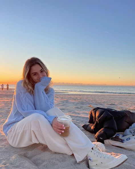 Sunset Beach Photos Outfit, Winter Beach Pictures Instagram, Beach Pictures Sweater, Sunset On The Beach Outfit, Comfy Picture Ideas, Beach Style Winter Outfit Ideas, Beach Cozy Outfit, Beach In November Outfit, Beach Pics With Hat