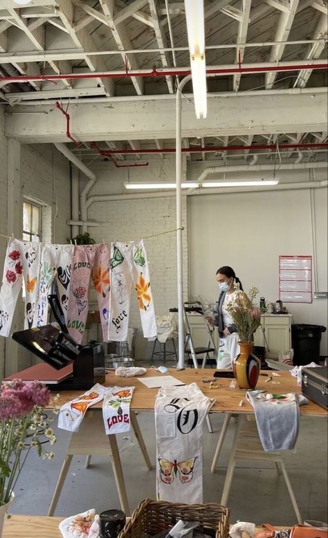 Fashion Dream Job, Fashion Designer Studio, Fashion Jobs, Pinterest Contest, Textil Design, Student Fashion, Study Style, Sewing Studio, Studio Space