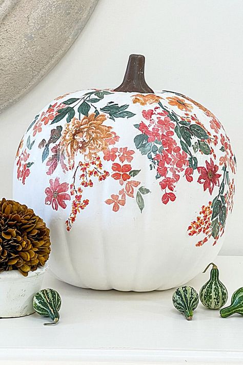 27 Pretty Paper Napkin Decoupage DIY Ideas - The Cottage Market Diy Projects For Fall, Decoupage Pumpkins, Chinoiserie Pumpkins, Pumpkin Diy, Decoupage Tutorial, Pretty Cocktails, Pretty Pumpkins, Beautiful Pumpkins, Napkin Decoupage